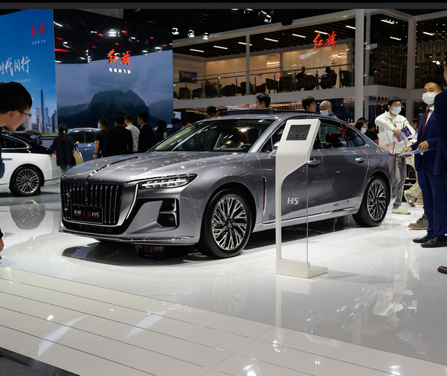 Chinese Sedan Cars Hongqi H5 Hybrid Gasoline Electric Motor Car