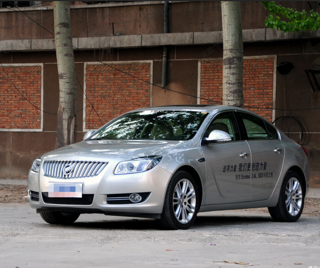 Buick Regal L4 Mid-sized Gasoline Cars 4 Door 5 Seats for Family Use