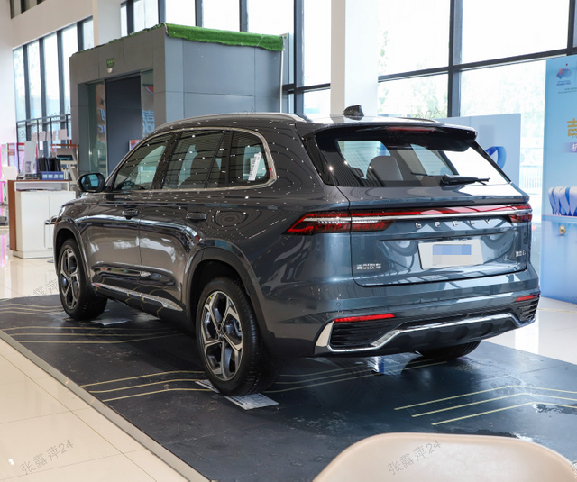 Made in China 2023 New Automobile Geely Monjaro Xingyue L Cheap 4WD Awd SUV High Speed Gasoline Vehicles Petrol Cars