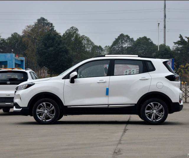 Chinese Cars Changan CS15 Petrol Small SUV for Adult Use