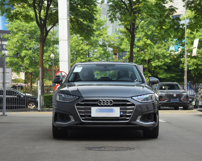 Audi A4L Medium Sedan Car 2.0T 4-door 5-seat Made in China