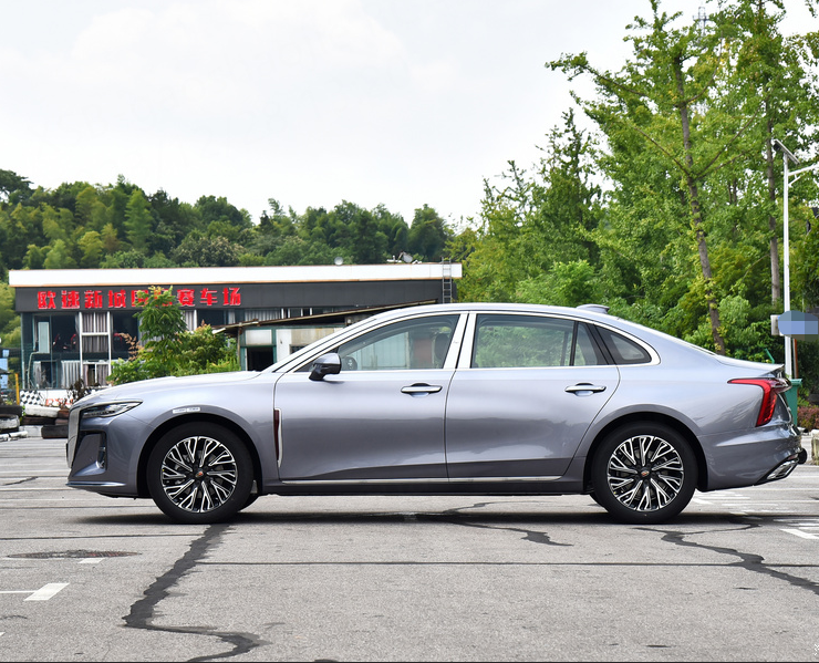 High-end Brand Hongqi H5 4 -door 5 -seat pertol sedan car 