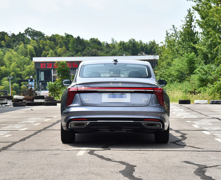 High-end Brand Hongqi H5 4 -door 5 -seat pertol sedan car 