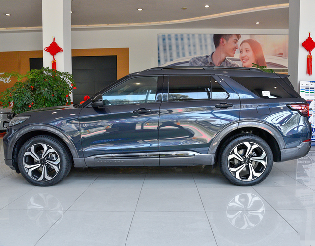 Ford Explorer Luxury High Speed Petrol SUV Car Max 200km/H 5 Doors 7 Seats