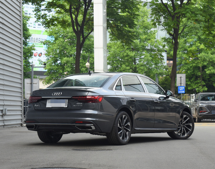 Audi A4L Medium Sedan Car 2.0T 4-door 5-seat Made in China